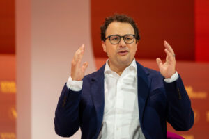 Anthropic CEO Aims to Unveil AI Model Operations by 2027