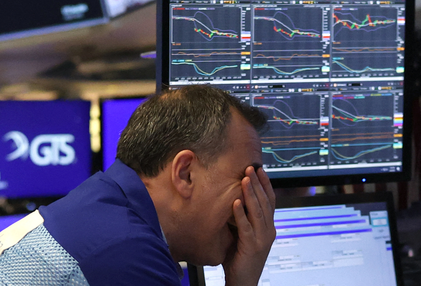 Musk's AI Chatbot Cautions That Trump Tariffs Might Lead to a Recession Amidst Market Turmoil